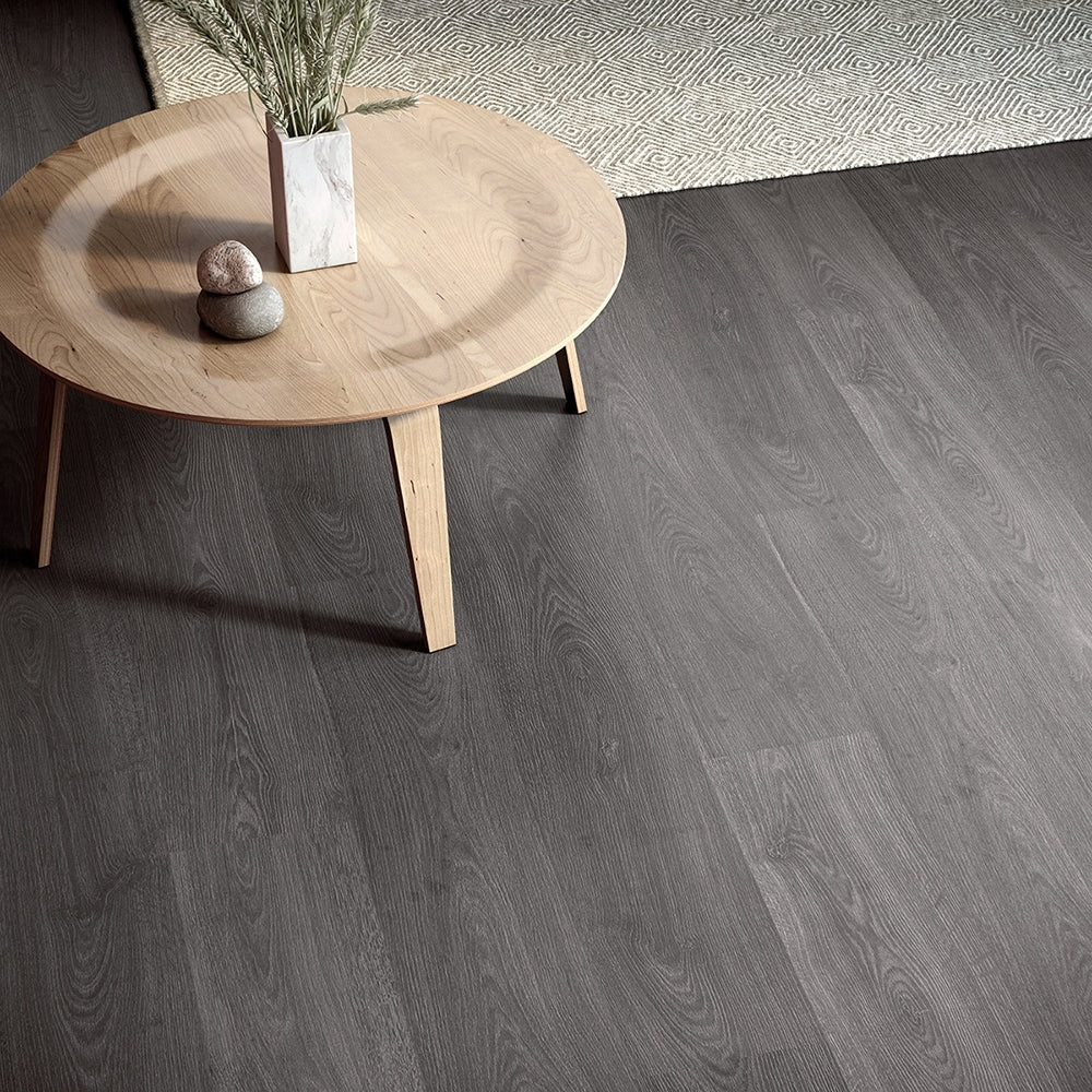 PISO FINFLOOR DURABLE EVOLVE ROBLE KALAS BRUNO 1331X194X8 mm 2.07m2/CAJA