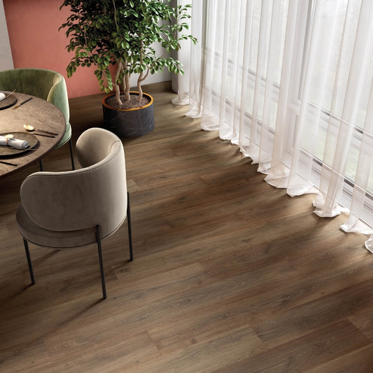 PISO FINFLOOR DURABLE EVOLVE 1,331X194X8 mm ROBLE KALAS NOZ 2.07m2/CAJA