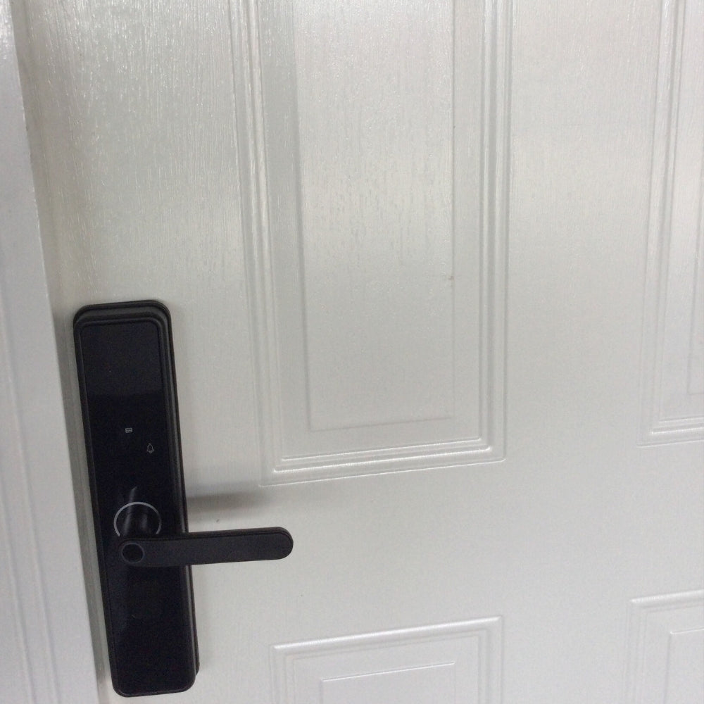 PUERTA MULTIPUNTOS GALVANIZADA 6 PANELESCON CERRADURA DIGITAL 3 PIES X 7 PIES ACABADO BLANCO DERECHA SECURE