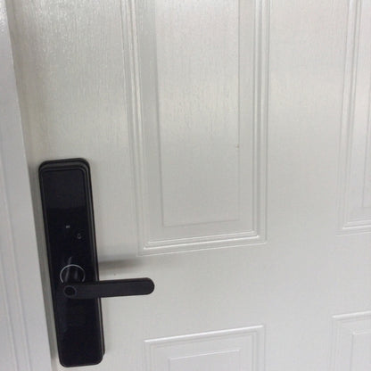 PUERTA MULTIPUNTOS GALVANIZADA 6 PANELESCON CERRADURA DIGITAL 3 PIES X 7 PIES ACABADO BLANCO DERECHA SECURE